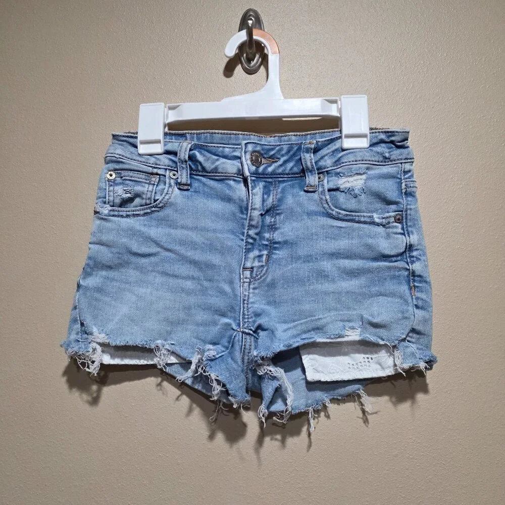 American Eagle Distressed Light Wash Lace Pocket Jean Shorts - Size Women's 0 - Picture 2 of 8